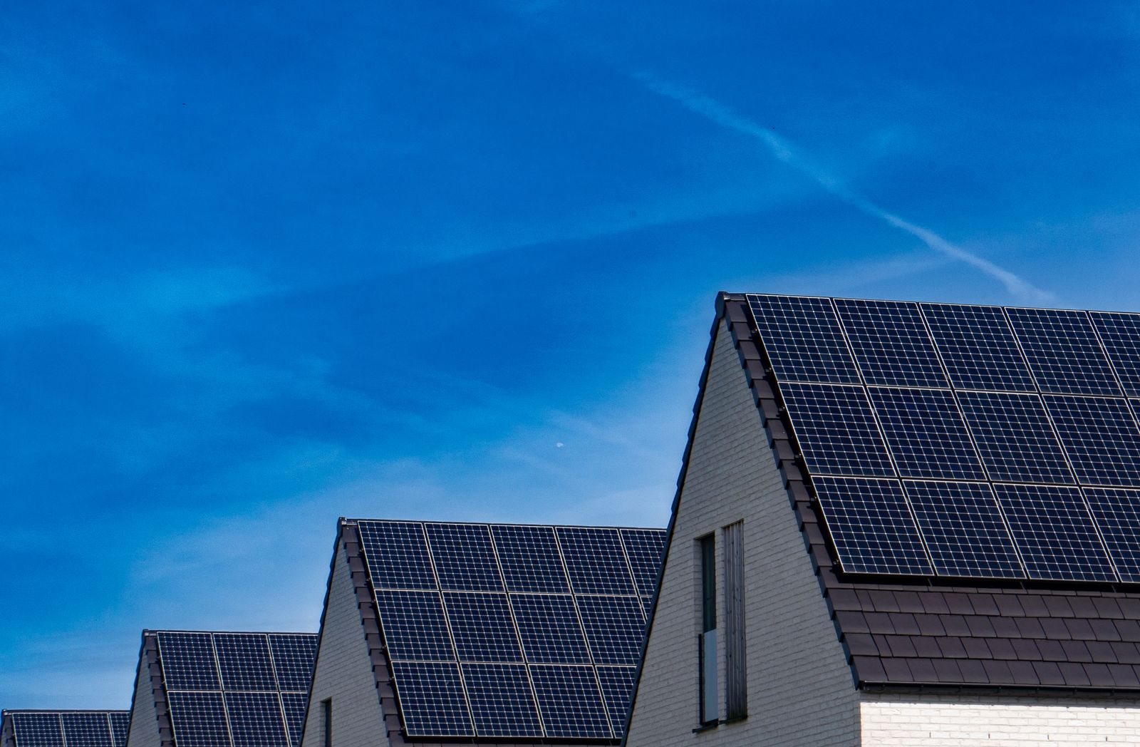 Construção sustentável com painéis solares e materiais eficientes