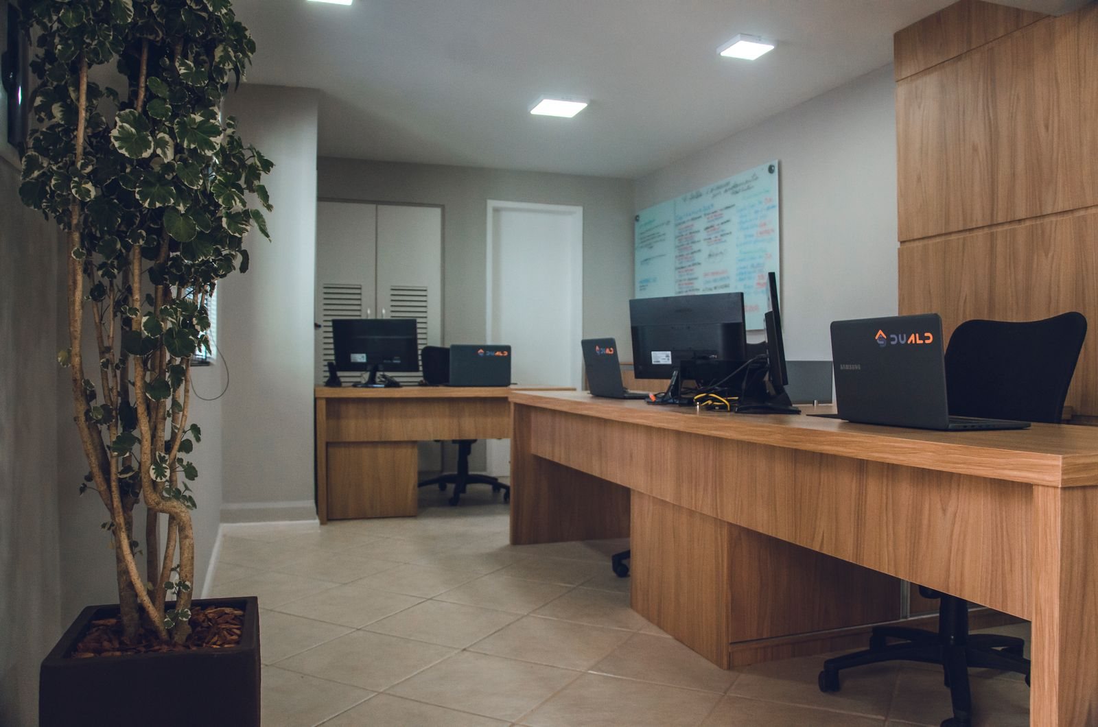 Escritório moderno remodelado, funcional e luminoso