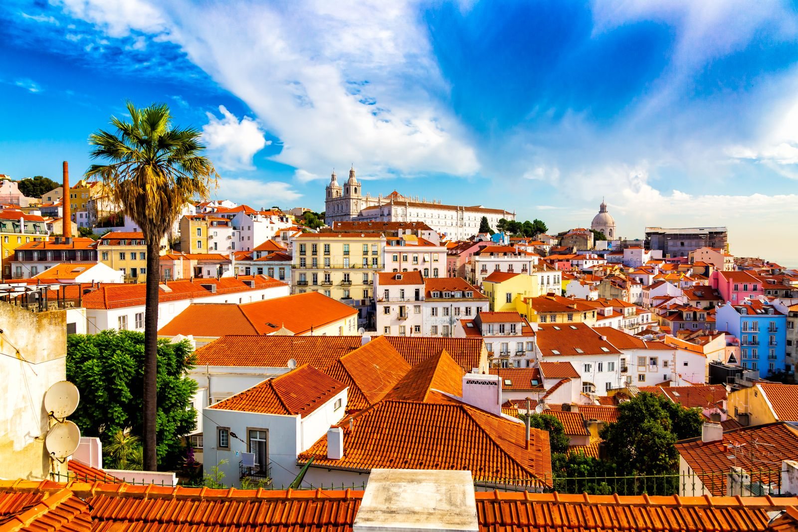 Edifícios históricos de Alfama, em Lisboa — o território da reabilitação urbana